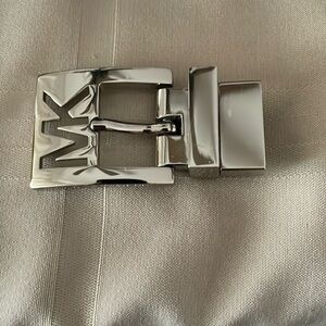 Women’s Michael Kors belt buckle
